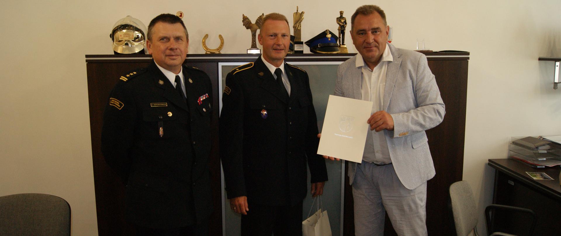 Podziękowania dla asp. Marka Adamskiego od Starosty Kołobrzeskiego. Wspólne zdjęcie.