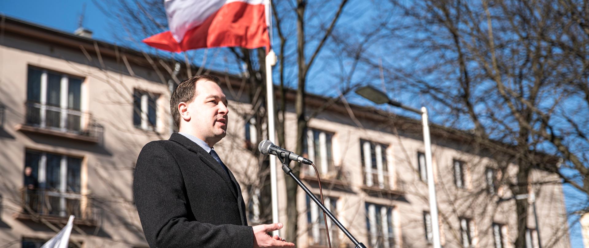 Wicewojewoda łódzki Piotr Cieplucha w trakcie przemówienia na obchodach z okazji Narodowego Dnia Żołnierzy Wyklętych