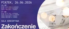 Nowoczesny plakat w odcieniach granatu i fioletu. Po lewej stronie znajduje się duży biały napis „Zakończenie roku szkolnego 2025/2026” oraz informacje o terminie i godzinach uroczystości. Prawą część zajmuje jasna fotografia zwiniętych kart nutowych z widocznym zapisem muzycznym, rozświetlona miękkimi, złotymi refleksami światła. Całość utrzymana jest w eleganckim, muzycznym charakterze, z wyraźnym kontrastem między ciemnym tłem a jasnym motywem nut.