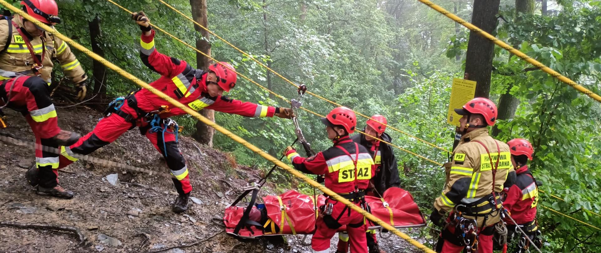 Zdjęcie przedstawia ratowników SGRW Głuchołazy oraz JRG Głuchołazy podczas ćwiczeń pn. "Gwarek" w Pokrzywnej/