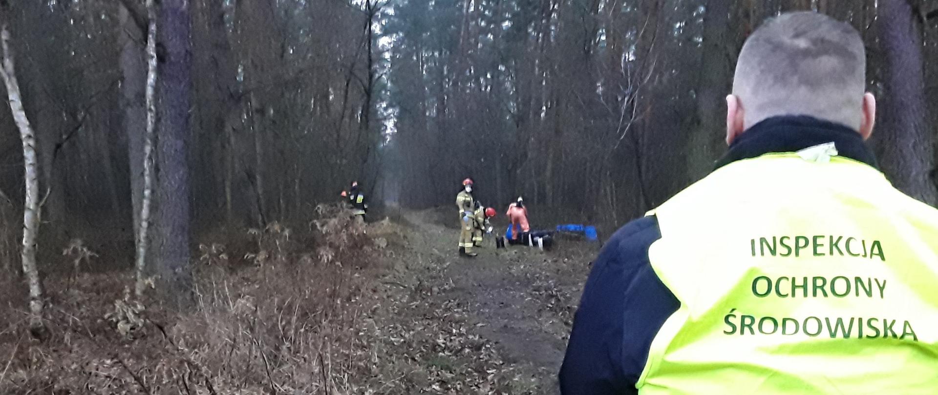 Inspektor Wojewódzkiego Inspektoratu Ochrony Środowiska w Warszawie prowadzi działania w miejscu porzucenia odpadów.