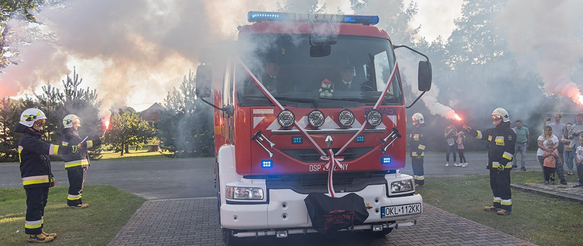 Strażacy witający swój nowy pojazd 
