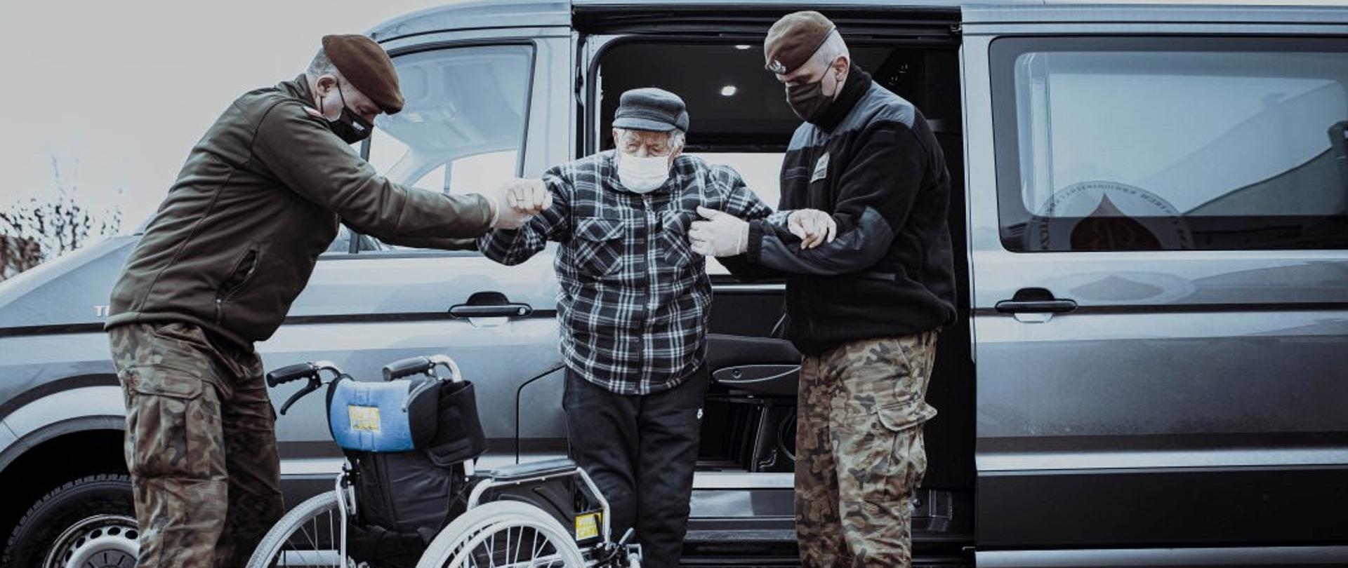 Seniorze, skorzystaj z pomocy żołnierzy WOT, źródło: WOT 