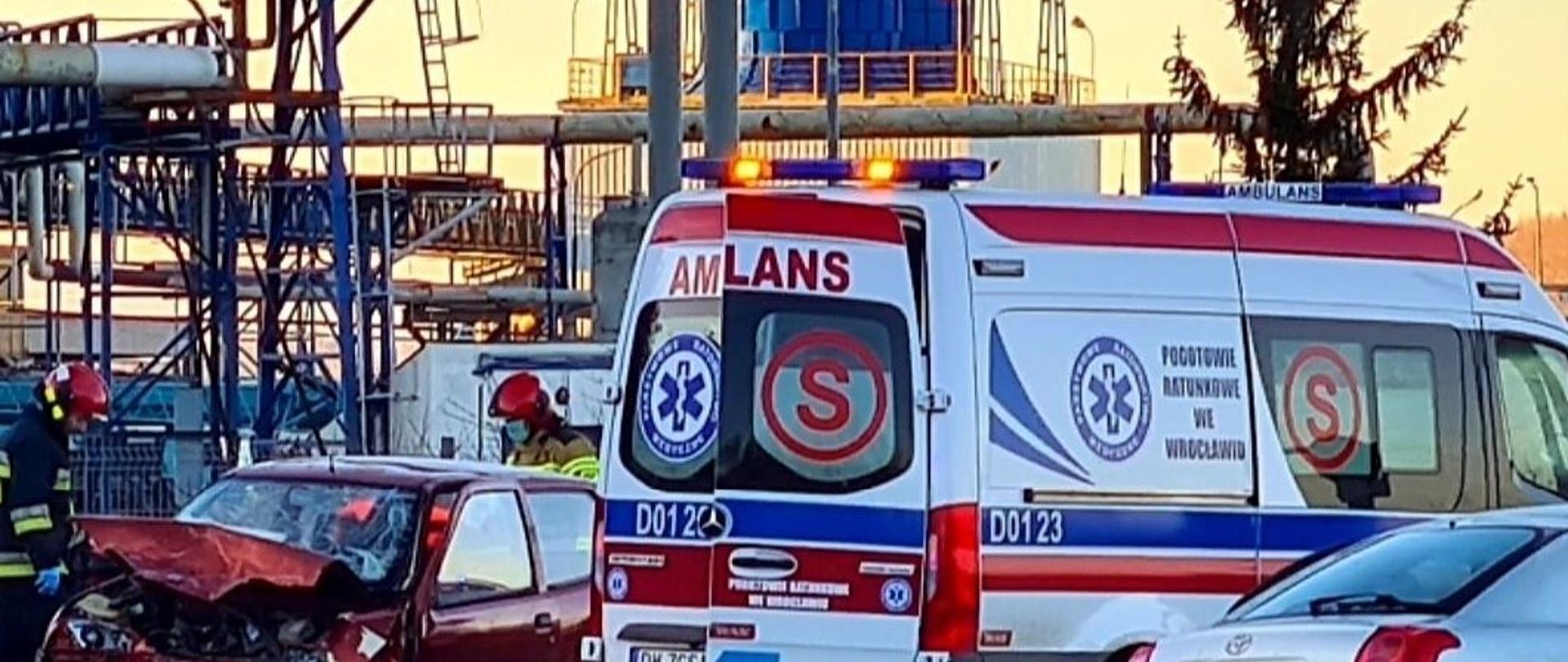 Na zdjęciu rozbity samochód i karetka pogotowia