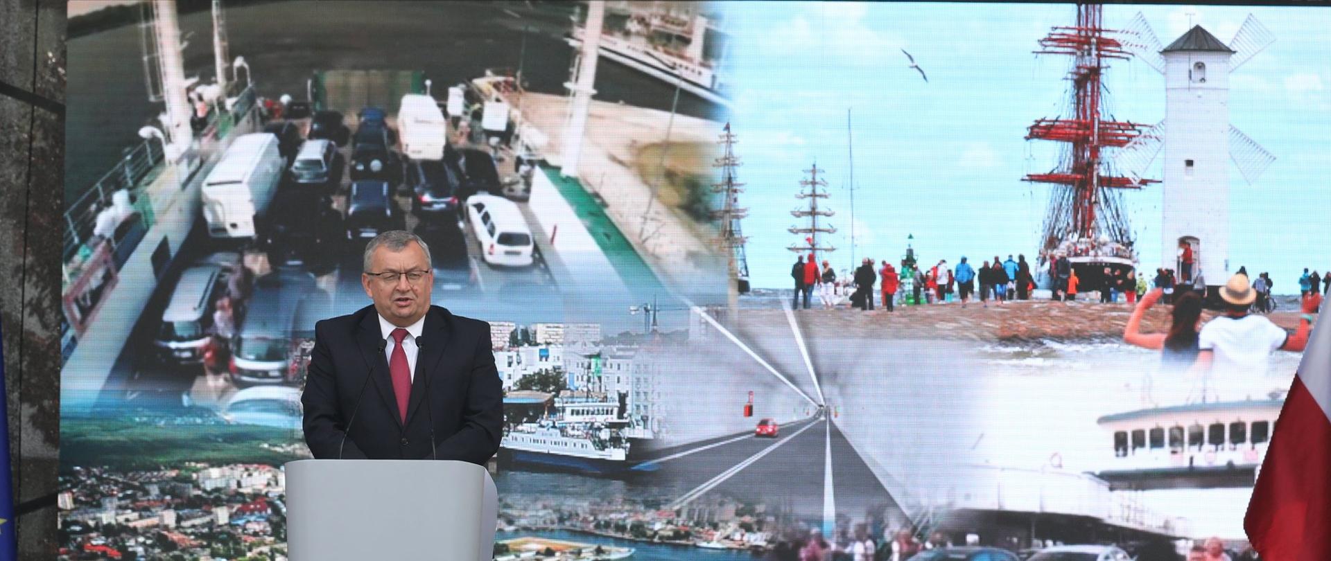 Minister Infrastruktury Andrzej Adamczyk podczas podpisania umowy na realizację tunelu