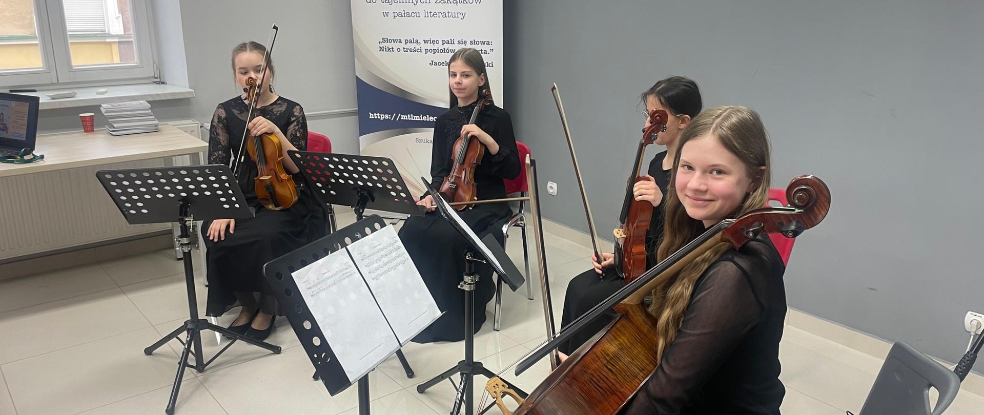 kwartet smyczkowy naszej szkoły w siedzibie Mieleckiego Towarzystwa Literackiego podczas koncertu na promocji tomiku poezji "Alternatywa" Moniki Hebdy.