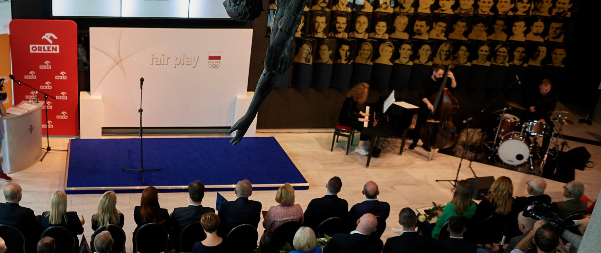 Fotografia grupy osób biorących udział w uroczystości wręczenia nagród Fair Play PKOl, 27 września 2022 r.
Fot.: Szymon Sikora/PKOl