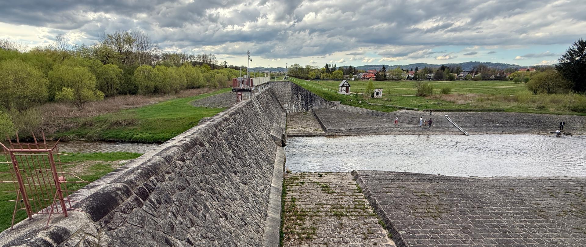 Zapora czołowa suchego zbiornika Cieplice, na którym będą prowadzone prace remontowe.