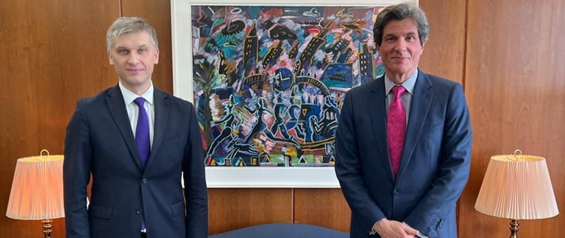 Minister Piotr Nowak z podsekretarzem stanu ds. wzrostu gospodarczego, energii i środowiska Jose W. Fernandezem stoją, w tle obraz 