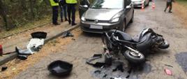 Motorower po zderzeniu z samochodem osobowym leży na jezdni