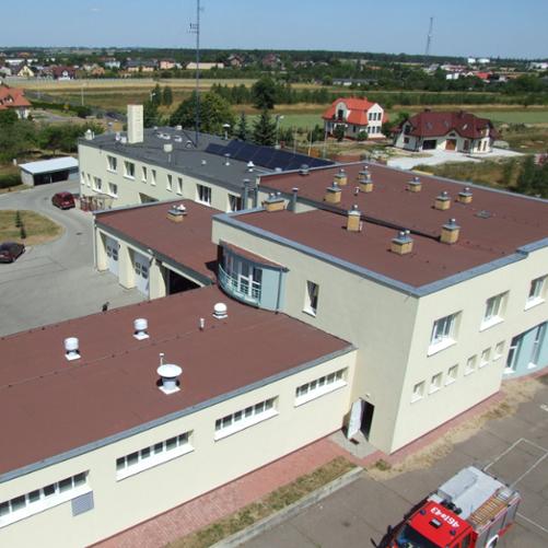 Zdjęcie przedstawia rozbudowany budynek strażnicy komendy w 2004 r. Zdjęcie zrobione z podnośnika hydraulicznego. 