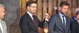 Wiceminister Andrzej Śliwka i minister sportu i turystyki Kamil Bortniczuk z Ogniem Pokoju