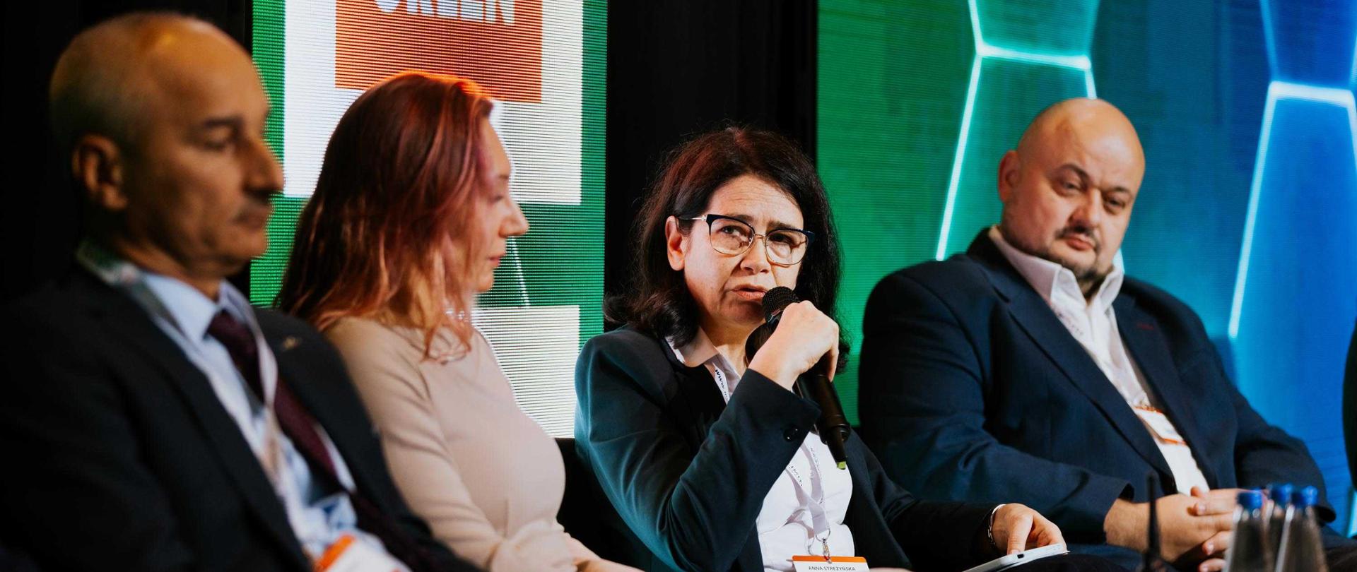 dyr. Anna Streżyńska podczas debaty
