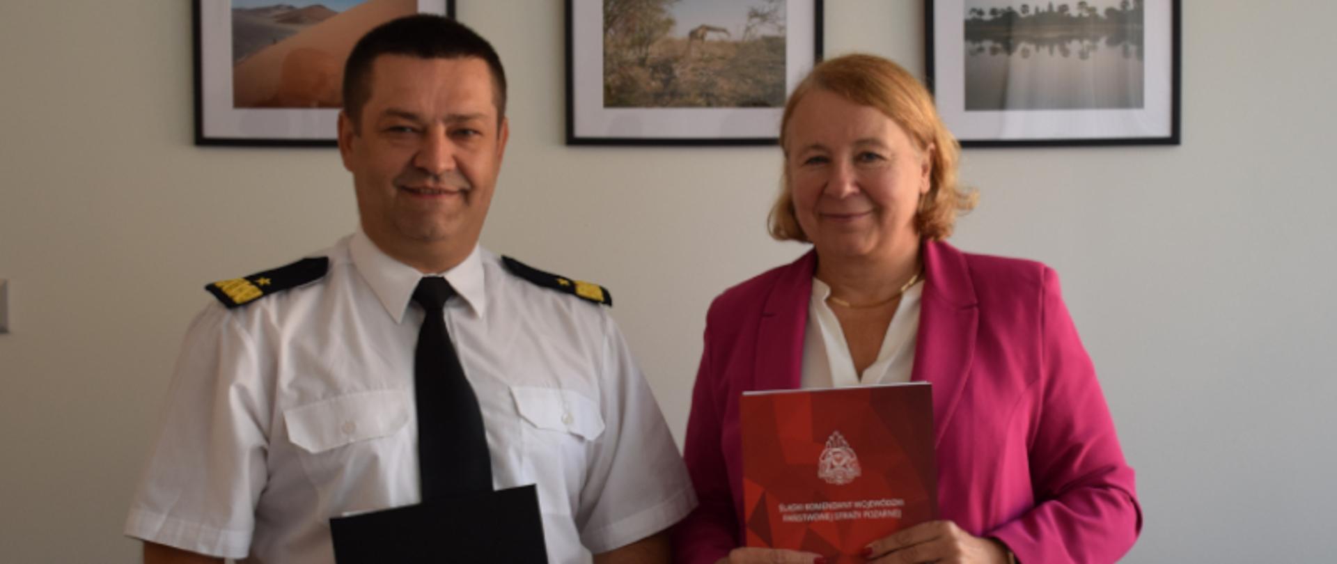 Po lewej Śląski Komendant Wojewódzki PSP nadbryg. Jacek Kleszczewski, obok Śląski Wojewódzki Inspektor Ochrony Środowiska Agata Bucko-Serafin