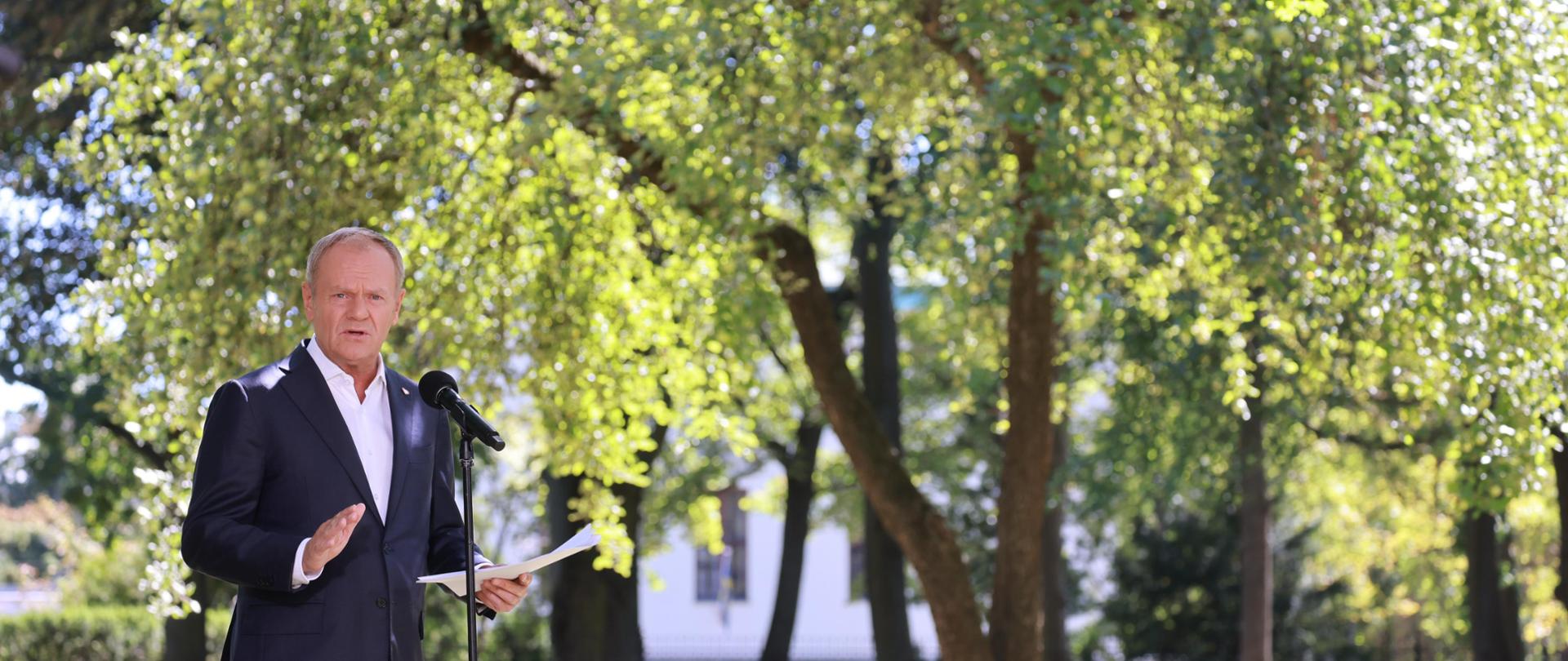 Premier Donald Tusk na konferencji prasowej w ogrodach KPRM po posiedzeniu Rady Ministrów