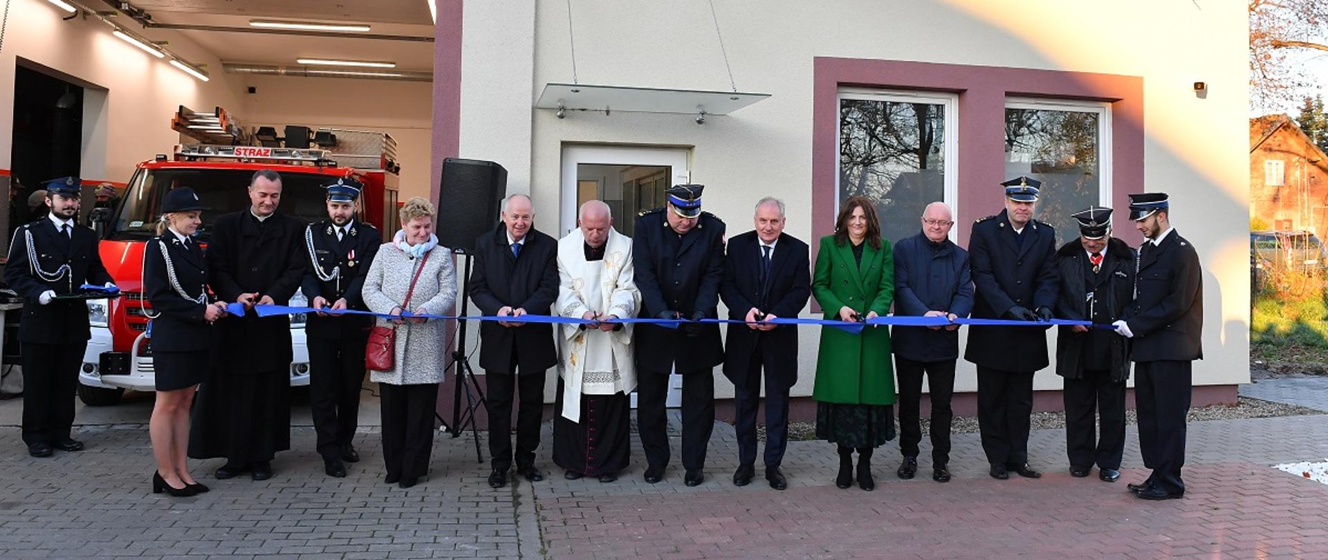 Na zdjęciu osoby uczestniczące w uroczystym przekazaniu nowego średniego samochodu ratowniczo-gaśniczego dla OSP Cedry Wielkie