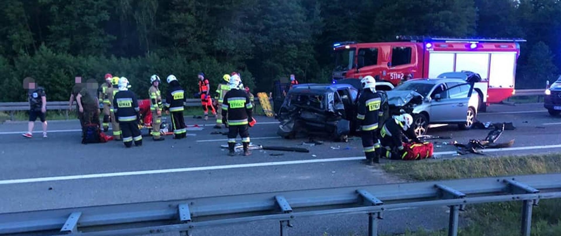 Wraki samochodów osobowych na pasie autostrady