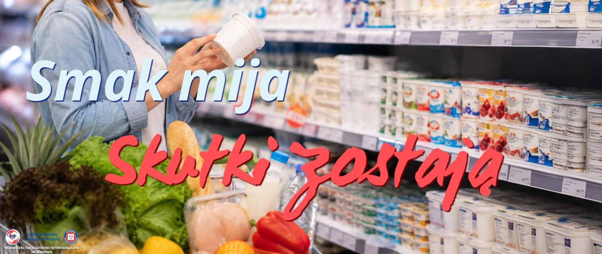 Klient sprawdza etykietę produktu spożywczego w chłodni sklepowej przed zakupem