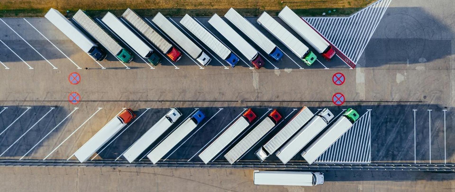 Widok z góry na zaparkowane samochody ciężarowe zaparkowane na parkingu