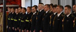 Strażacy stoją w szyku na uroczystej zbiórce