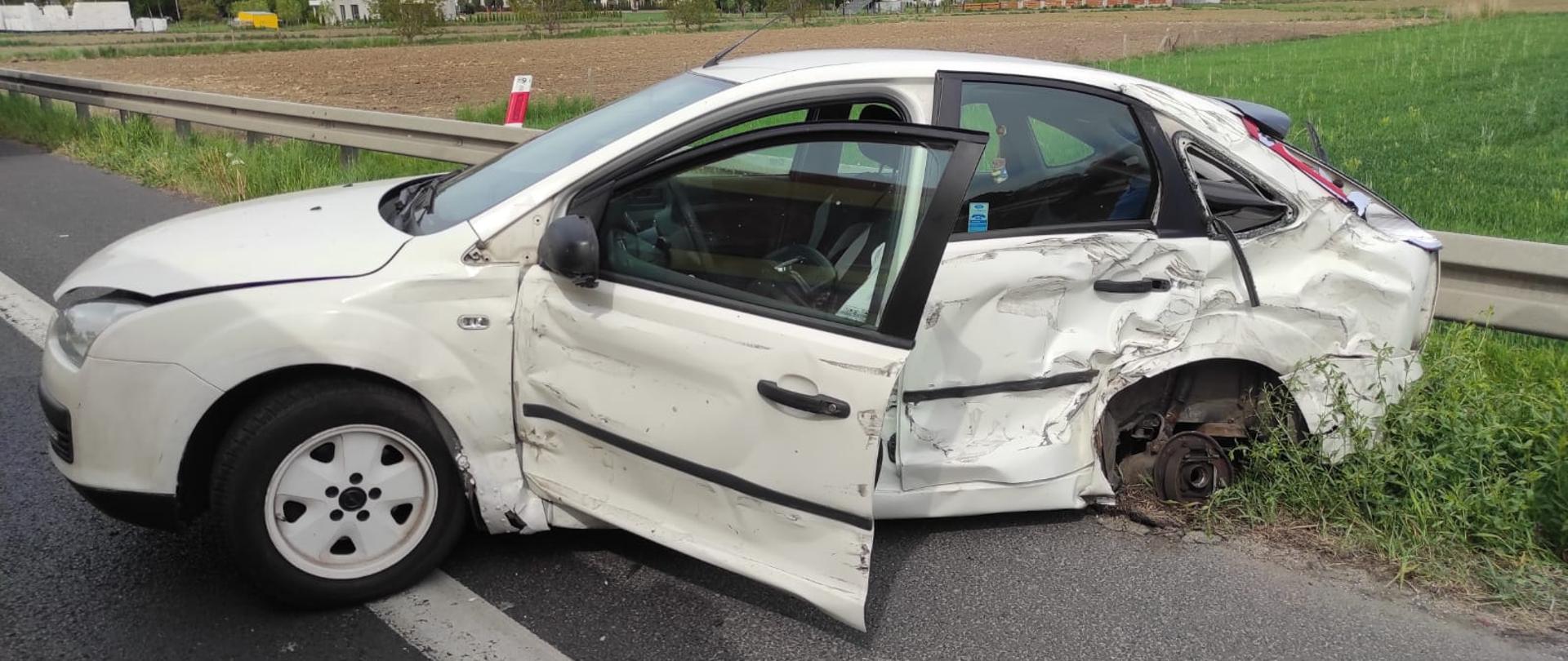 Zdjęcie przedstawia samochód osobowy po wypadku komunikacyjnym.