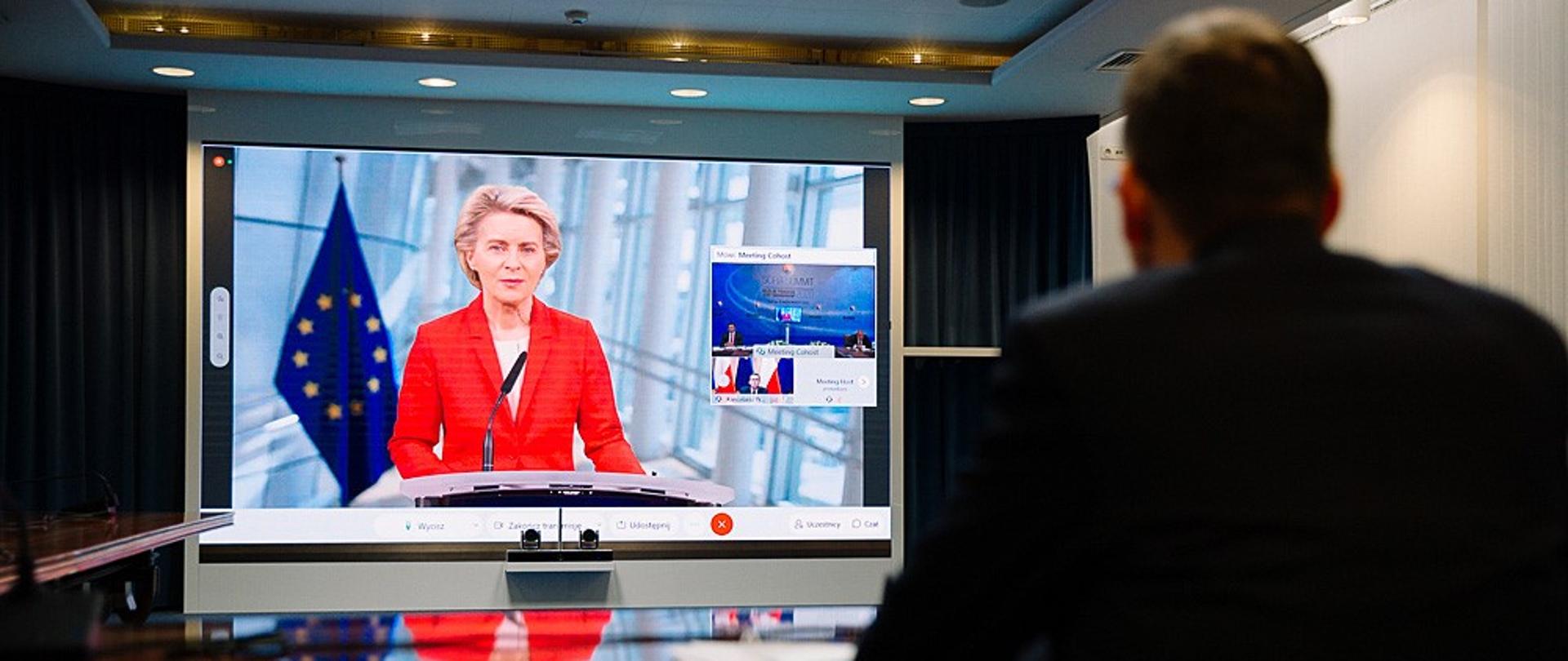 Widok zza premiera na trwającą wideokonferencję.