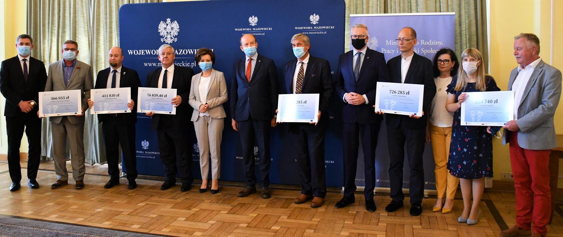 Podpisanie umów oraz wręczenie promes w ramach Projektu „Wsparcie dzieci umieszczonych w pieczy zastępczej w okresie epidemii COVID – 19”