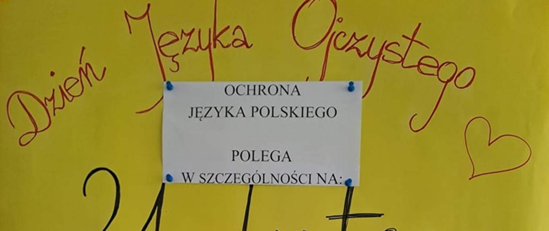 Zdjęcie gazetki szkolnej na sztaludze. Na żółtym tle informacja o dniu otwartym. Na luźno przyczepionych kartkach informacje na czym polega ochrona języka ojczystego.
