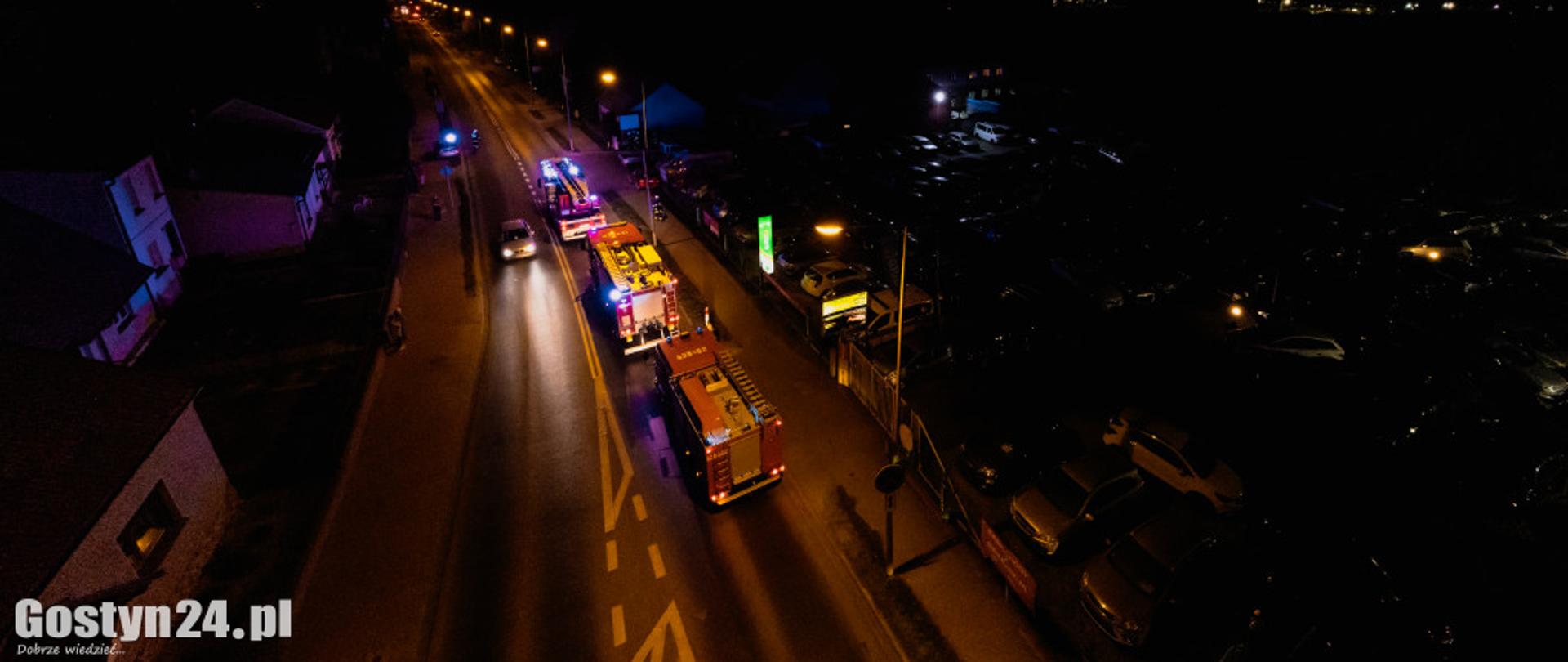 Zastępy stoją na drodze. Zdjęcie z lotu ptaka.