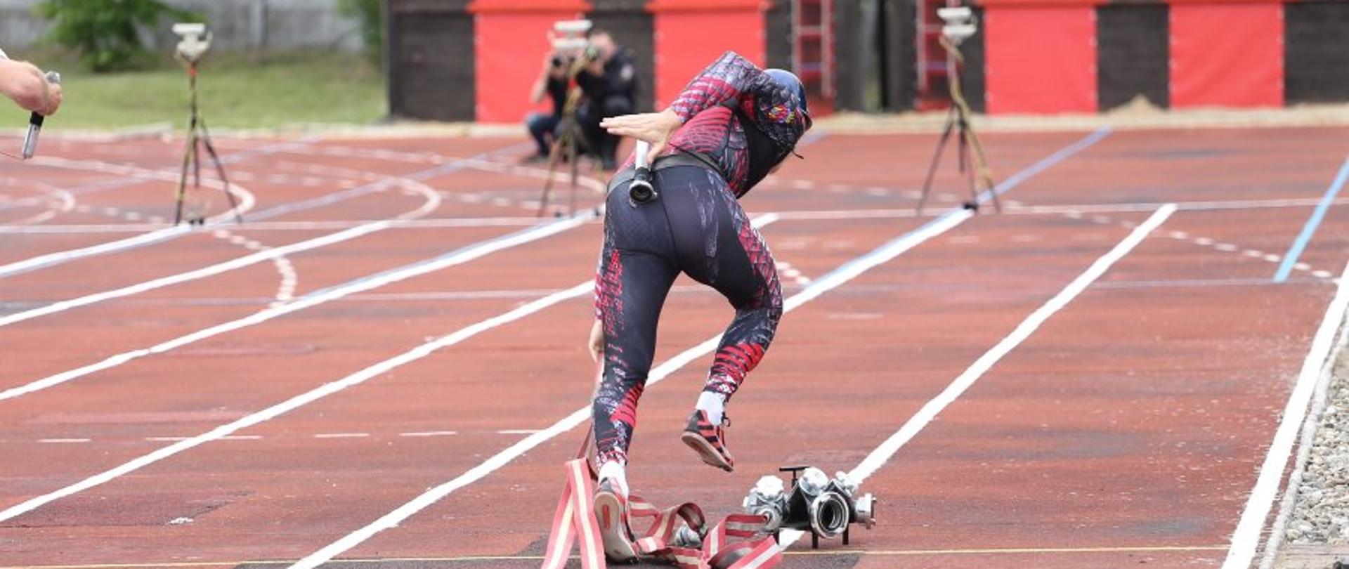 Zawodnik w trakcie sztafety pożarniczej