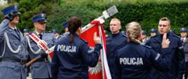 Policjanci i policjantki ślubują na sztandar.