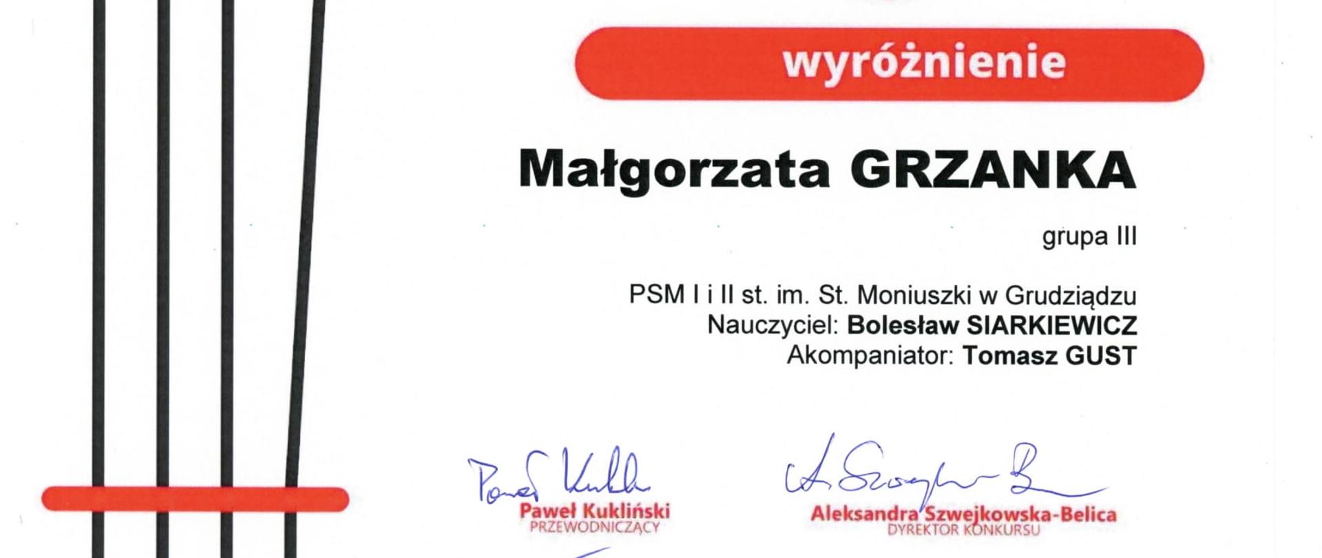 Dyplom wyróżnienie w IV KONKURSIE SKRZYPCOWYM im. Wandy Wiłkomirskiej dla Małgorzaty Grzanki. Ozdobny napis Wiłkomirska w kolorze jasnobrązowym na białym tle, po lewej stronie struny skrzypcowe.