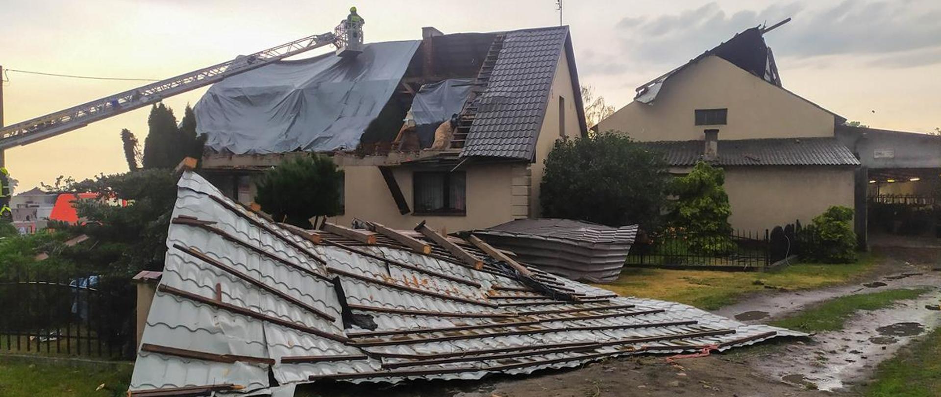 Na zdjęciu widać dom jednorodzinny, parterowy z dachem dwuspadowym z którego została zerwana blachodachówka.