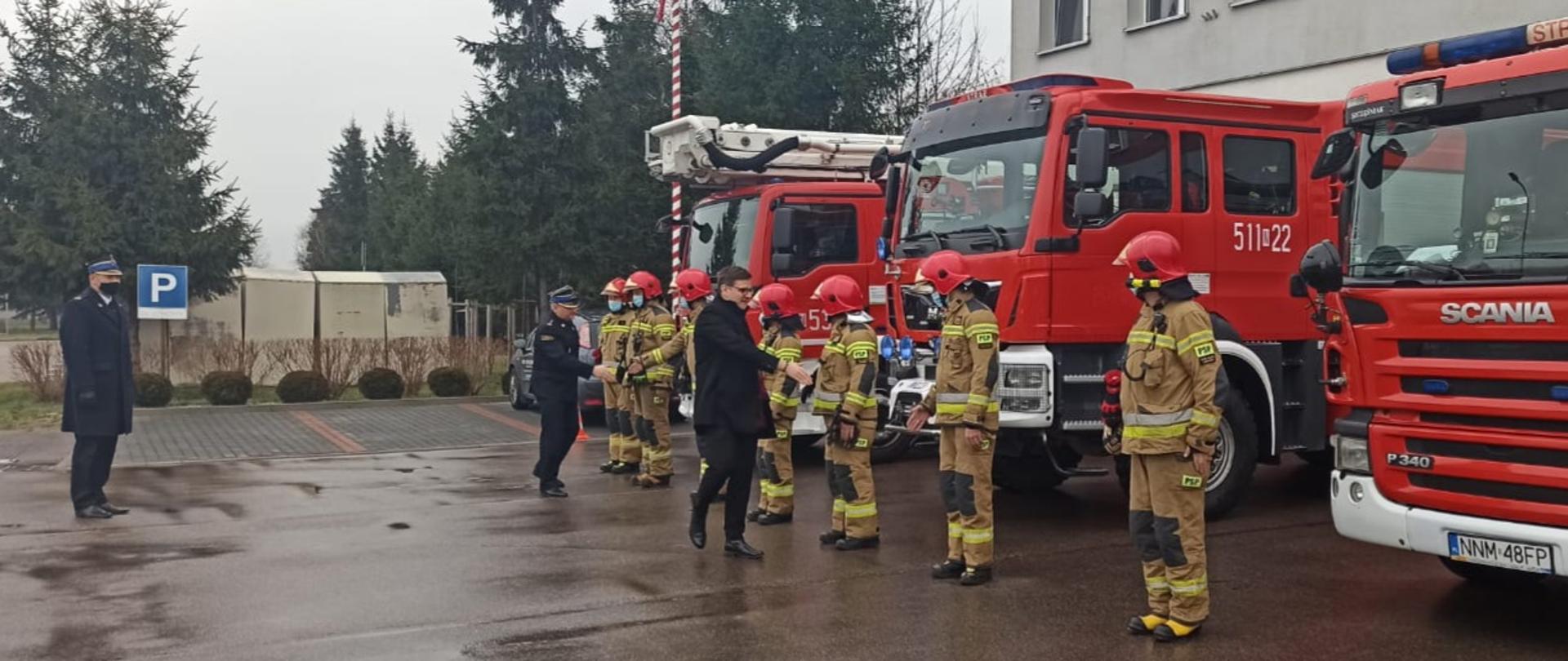 Wizyta Posła RP i Zastępcy Warmińsko-Mazurskiego Komendanta Wojewódzkiego PSP u nowomiejskich strażaków