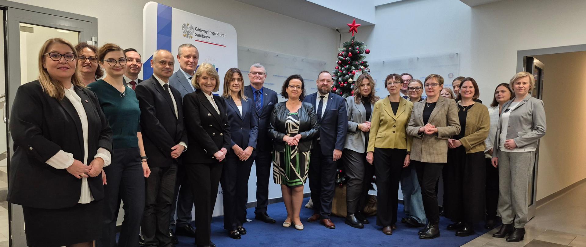 Grupa kobiet i mężczyzn