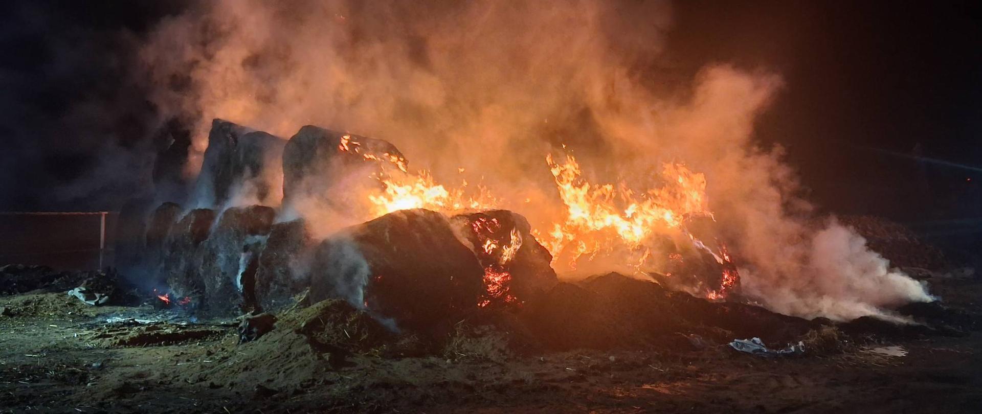 Pali się stóg, widać ogień, jest noc