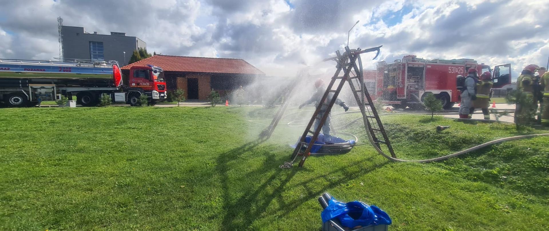 Kursanci podczas szkolenia z ratownictwa chemiczno-ekologicznego w KP PSP Ostrów Wielkopolski
