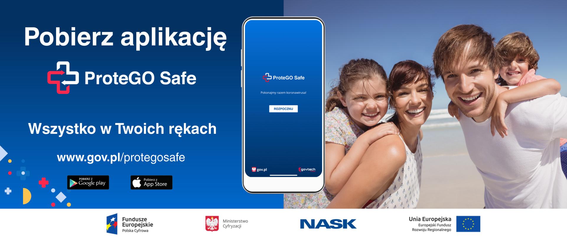 Zdjęcie czteroosobowej rodziny na wakacjach. Uśmiechnięci, w tle plaża i morze. Obok grafika z napisem: pobierz aplikację ProteGO Safe. Wszystko w Twoich rękach.