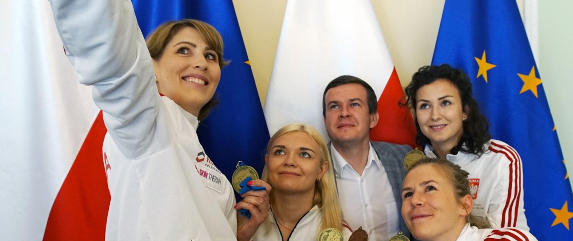 Minister Witold Bańka spotkał się z medalistkami Mistrzostw Europy w szermierce