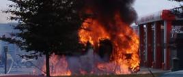 Zdjęcie przedstawia pożar dwóch przyczep kempingowych 