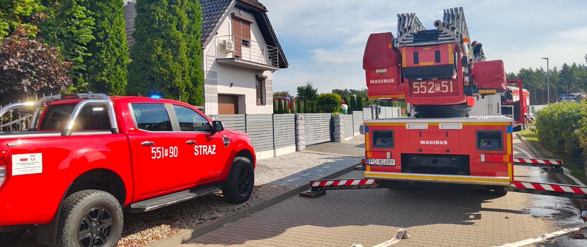 Na zdjęciu widnieje pożar poddasza w budynku jednorodzinnym. 
