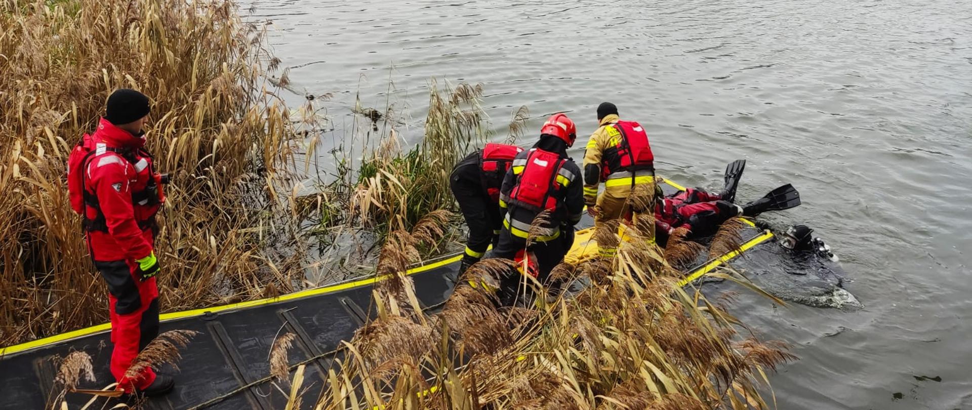 Strażacy podczas ćwiczeń na akwenie z użyciem specjalistycznego sprzętu.