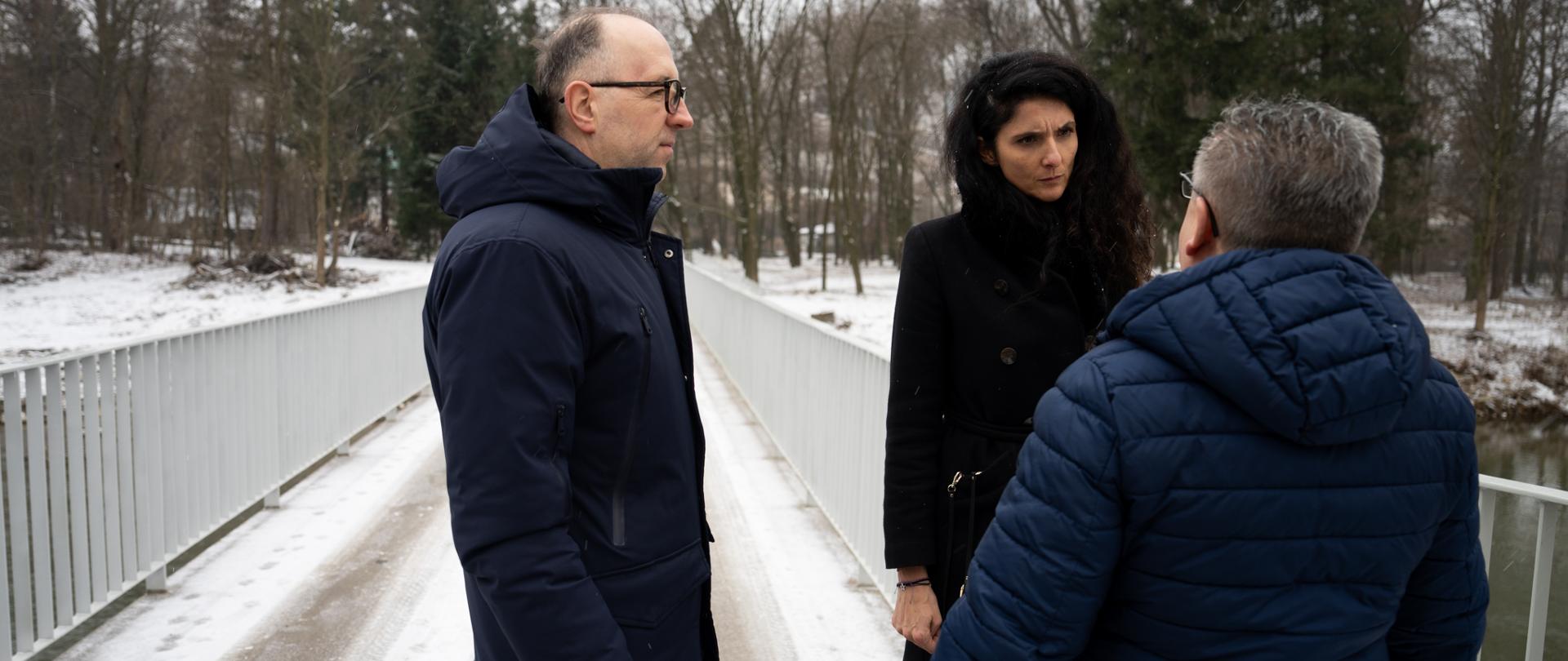 W gminach dotkniętych powodzią ogłaszane są przetargi na zadania inwestycyjne na rzecz odbudowy infrastruktury zniszczonej przez powódź. Na liście są już 144 zadania z regionu, które mają zabezpieczenie finansowe.