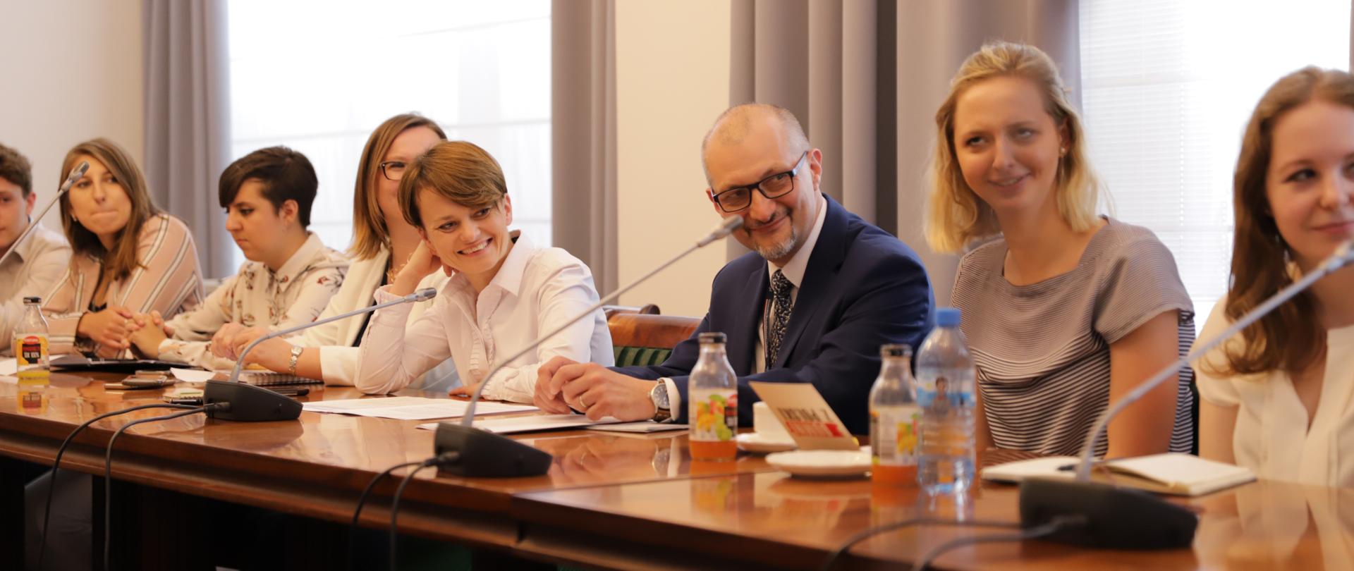 Minister Emilewicz słucha studentów.