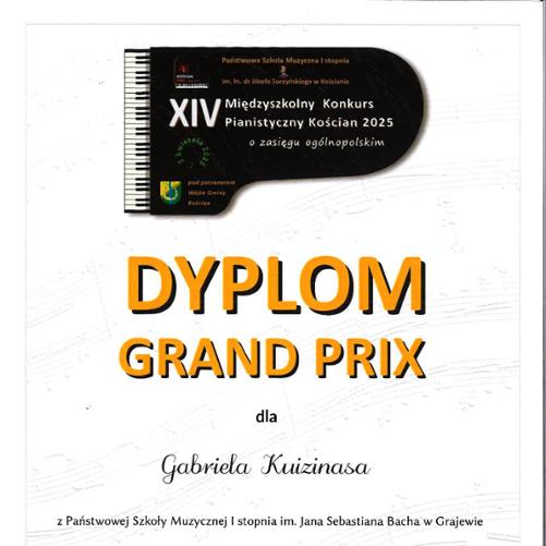 W górnej części znajduje się logo XIV Międzyszkolnego Konkursu Pianistycznego Kościan 2025 o zasięgu ogólnopolskim, organizowanego przez Państwową Szkołę Muzyczną I stopnia im. ks. dr Józefa Surzyńskiego w Kościanie. Poniżej znajduje się napis "DYPLOM GRAND PRIX" dla Gabriela Kuizinasa, a pod nim informacja, że jest on uczniem Państwowej Szkoły Muzycznej I stopnia im. Jana Sebastiana Bacha w Grajewie. 