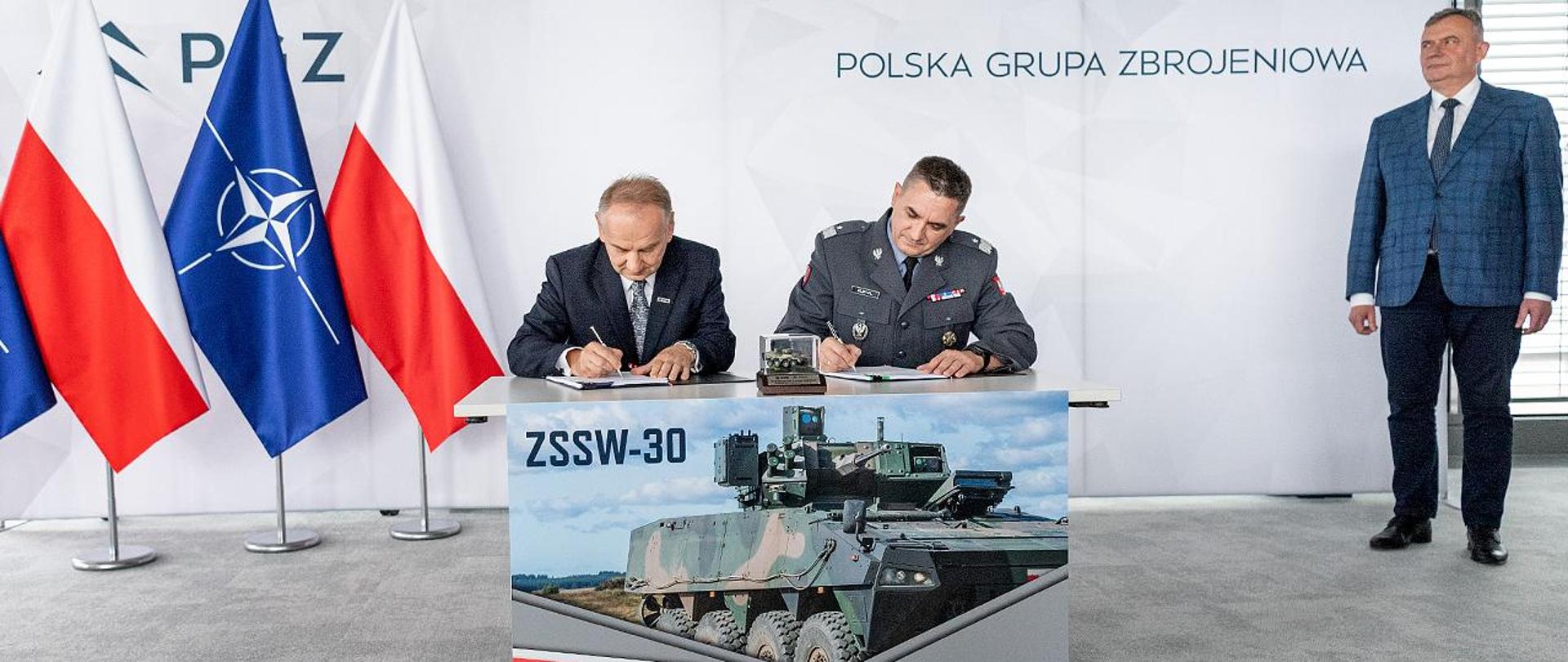 8 lipca 2024 r. w siedzibie Polskiej Grupy Zbrojeniowej S.A. w Warszawie, w obecności sekretarza stanu w MON Pawła Bejdy, odbyło się uroczyste podpisanie drugiej umowy wykonawczej na dostawę kolejnych kilkudziesięciu Kołowych Transporterów Opancerzonych ROSOMAK zintegrowanych z ZSSW-30, wyposażonych w wyrzutnię przeciwpancernych pocisków kierowanych SPIKE-LR. Fot. Malwina Ziemkiewicz/PGZ