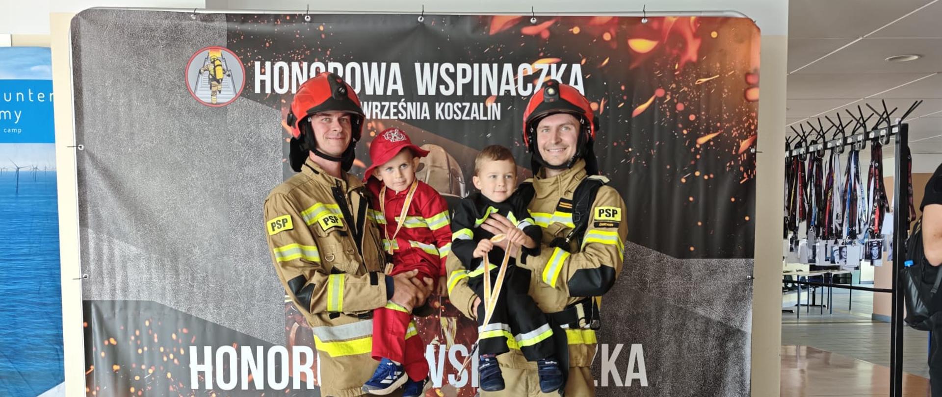 Strażacy biorący udział w wydarzeniu.