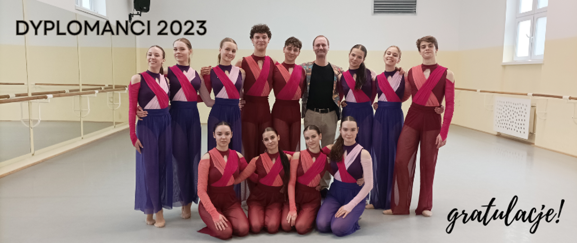 zdjęcie: Dyplomanci 2023 Ogólnokształcącej Szkoły Baletowej im. Feliksa Parnella w Łodzi pozują do zdjęcia wraz z nauczycielem tańca współczesnego na sali baletowej po ukończeniu egzaminu dyplomowego. U góry po lewej stronie zdjęcia napis Dyplomanci 2023, na dole po prawej stronie ozdobny napis gratulacje