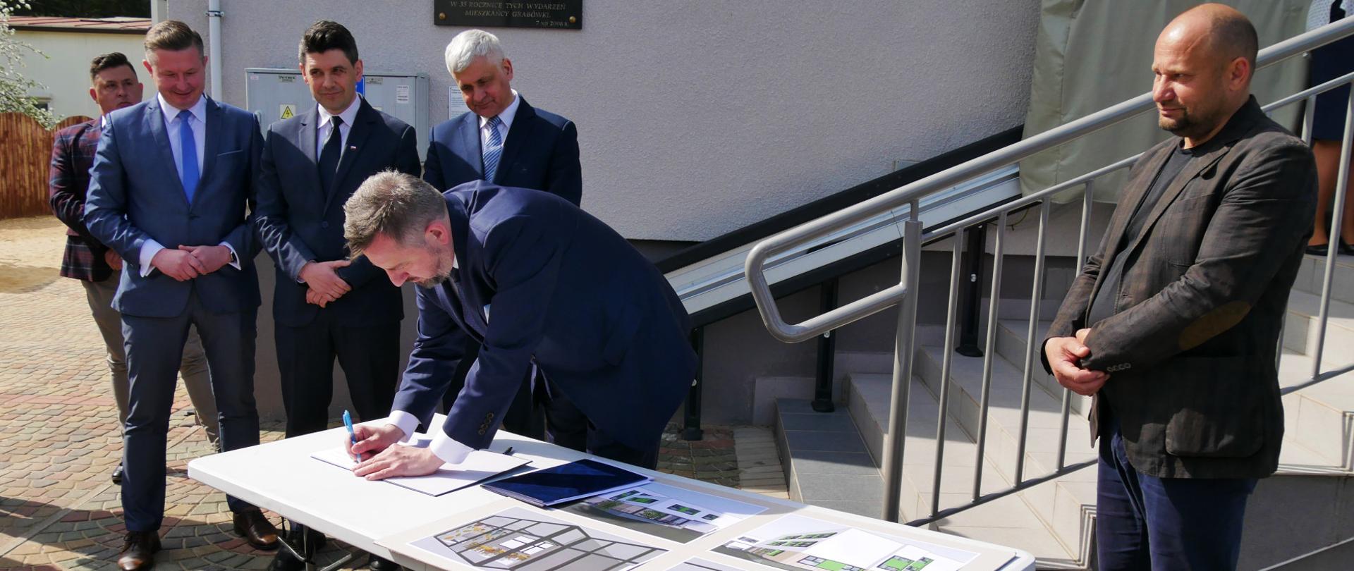 Uroczyste podpisanie umowy z wykonawcą projektu "Budowa żłobka i rozbudowa przedszkola w Sobolewie"