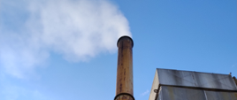 Widok komina, z którego wydobywa się dym